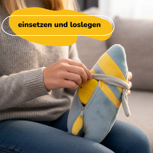 Lenabie Nalu (Surfboard) mit eingesetztem Lenabo Smart Speaker – Mutter setzt den Speaker in die Innentasche des Kuscheltiers ein, mitwachsendes Smart Toy von 0–7 Jahren
